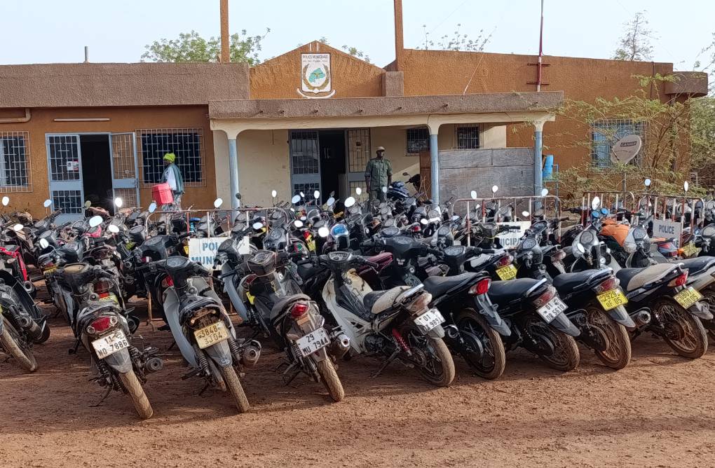 CO𝐌𝐌𝐔𝐍𝐄 D𝐄 𝐊𝐎𝐍𝐆𝐎𝐔𝐒𝐒𝐈 « 𝐈𝐧𝐜𝐢𝐯𝐢𝐬𝐦𝐞 𝐫𝐨𝐮𝐭𝐢𝐞𝐫, 𝐩𝐥𝐮𝐬 𝐝𝐞 𝐪𝐮𝐚𝐭𝐫𝐞-𝐯𝐢𝐧𝐠𝐭 (𝟖𝟎) 𝐦𝐨𝐭𝐨𝐜𝐲𝐜𝐥𝐞𝐭𝐭𝐞𝐬 𝐬𝐚𝐢𝐬𝐢𝐞𝐬 𝐩𝐚𝐫 𝐥𝐚 𝐏𝐨𝐥𝐢𝐜𝐞 𝐌𝐮𝐧𝐢𝐜𝐢𝐩𝐚𝐥𝐞 ».